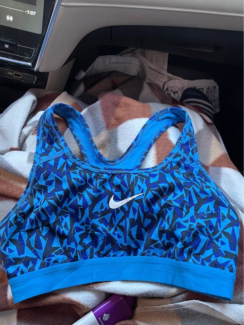 NIKE sportsbra (Category: Activewear) located in Pasig City. Submitted by basicallyb (Listing ID 1290129115, Image 1). Description: GOOD AS NEWWW rare color minor flaw (crack print) small negotiable.