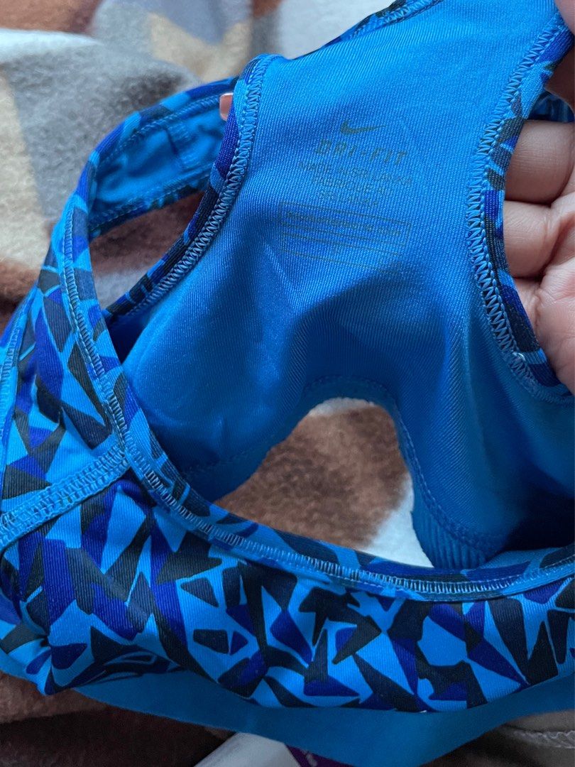 NIKE sportsbra (Category: Activewear) located in Pasig City. Submitted by basicallyb (Listing ID 1290129115, Image 2). Description: GOOD AS NEWWW rare color minor flaw (crack print) small negotiable.
