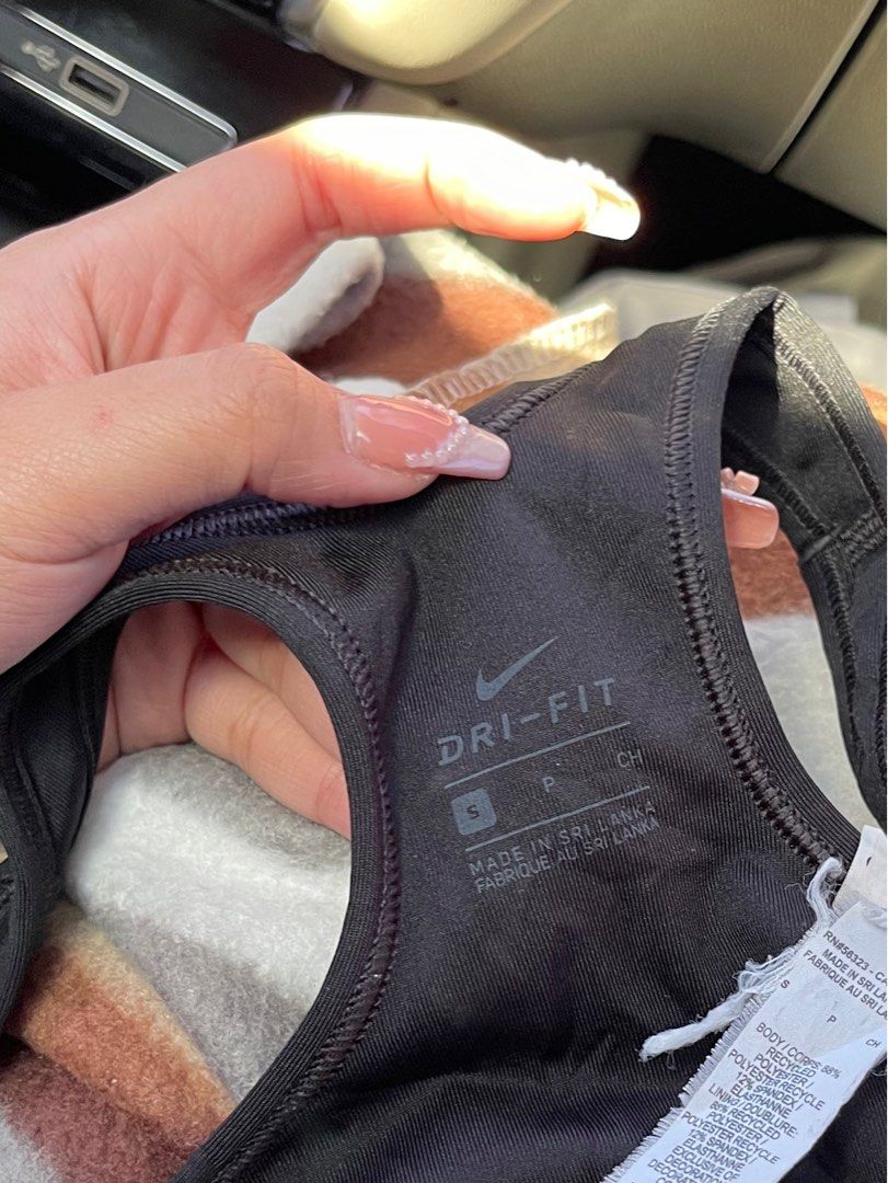 NIKE sportsbra (Category: Activewear) located in Pasig City. Submitted by basicallyb (Listing ID 1290130016, Image 2). Description: good as new no issue small no crack prints.