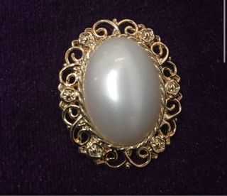 Pearl golden victorian vintage japan brooch cameo shaped pendant pin