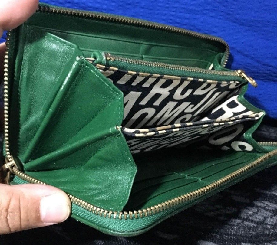 Preloved marc jacob wallet (Category: Luxury Bags & Wallets) located in Bulacan. Submitted by butterflym60701 (Listing ID 1290174380, Image 3). Description: in very good condition used with care.