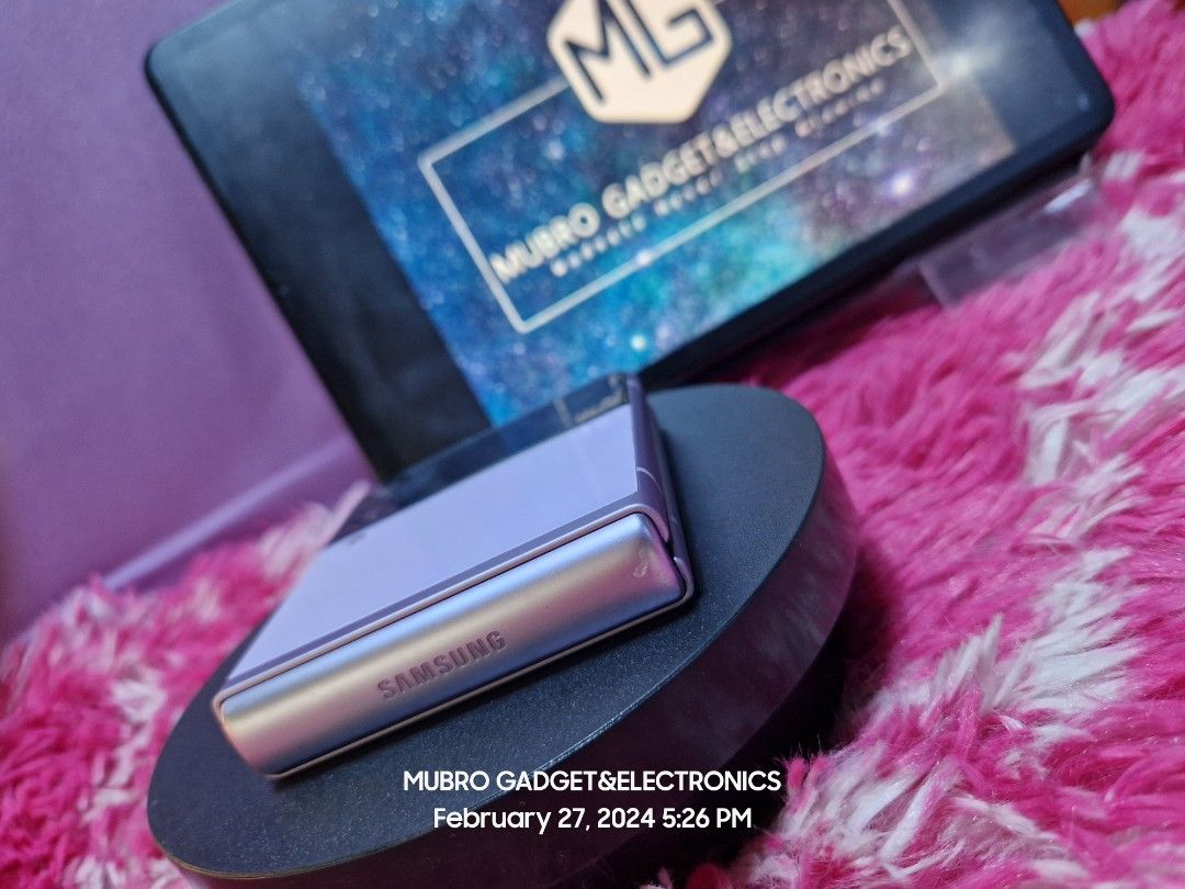 Samsung Z flip 3 5g (Category: Samsung) located in Quezon City. Submitted by mubrogadgets (Listing ID 1290233829, Image 3). Description: SUPER SALE!!! Flagship phone 🔥SAMSUNG Z FLIP 3 5G 256GB❤️ for sale! 15000 pesos only open for swap metro manila only rush rush selling Issue small dot lang sa gilid no history of repair or issue ➡️Qualcomm SM8350 Snapdragon 888 5G ➡️Super linaw ng both camera ➡️Adreno 660 ➡️SUPER SMOOTH FOR GAMIMG ➡️Foldable Dy