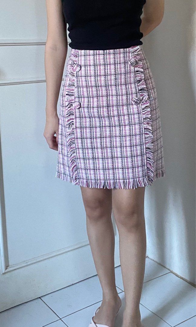 Shein Pink Tweed Skirt (Category: Skirts) located in Cainta. Submitted by abbyyyyyyl (Listing ID 1290262386, Image 1). Description: fits 30-34” waistline no flaws used once.
