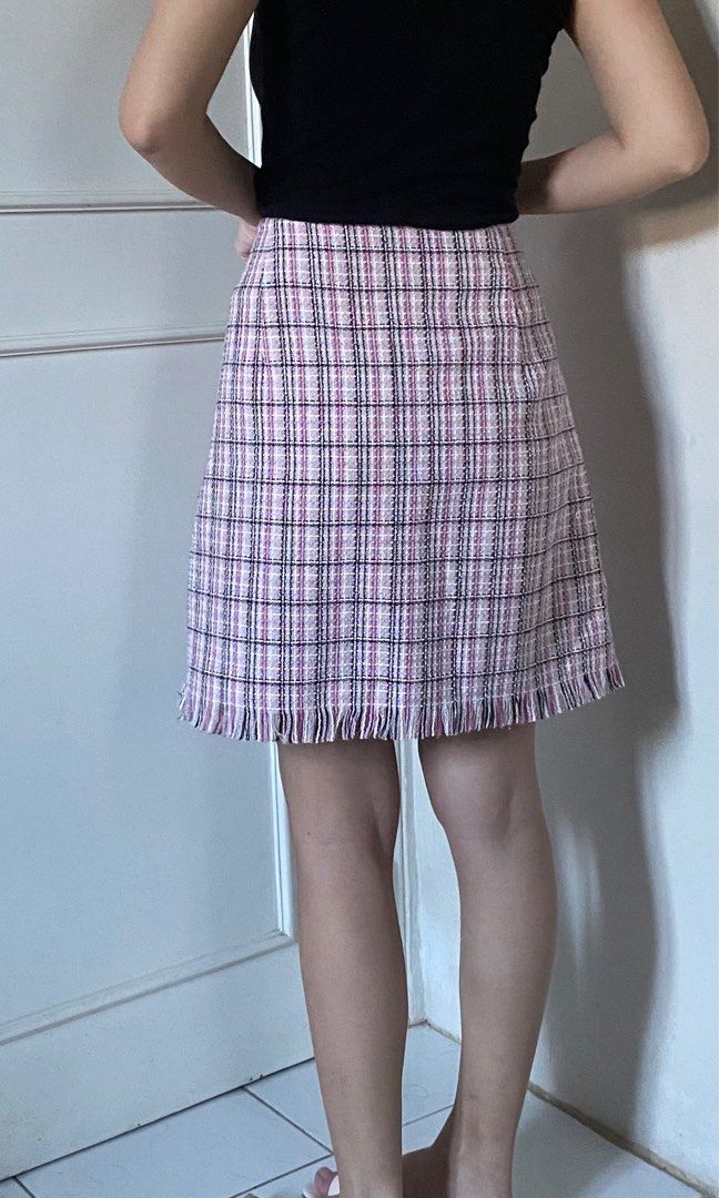Shein Pink Tweed Skirt (Category: Skirts) located in Cainta. Submitted by abbyyyyyyl (Listing ID 1290262386, Image 2). Description: fits 30-34” waistline no flaws used once.