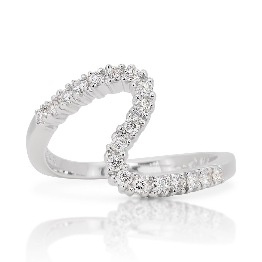 Sophisticated 18K White Gold Ring with 0.20ct Round Brilliant