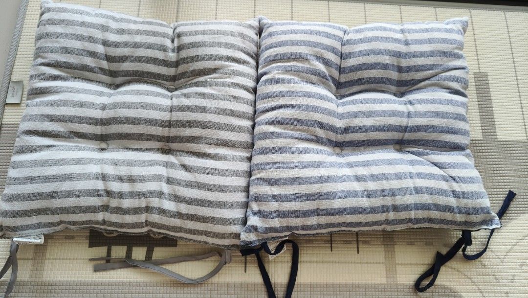 DAISO Square cushion with straps