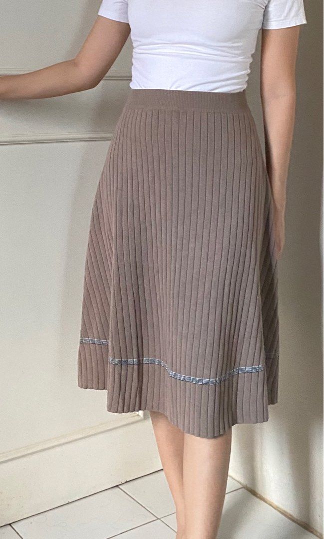 Taupe Brown Ribbed A-line Skirt (Category: Skirts) located in Cainta. Submitted by abbyyyyyyl (Listing ID 1290260963, Image 1). Description: bought in SG waistline from 27-32” since it’s stretchable garterized.