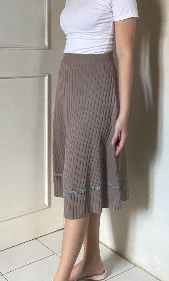 Taupe Brown Ribbed A-line Skirt (Category: Skirts) located in Cainta. Submitted by abbyyyyyyl (Listing ID 1290260963, Image 3). Description: bought in SG waistline from 27-32” since it’s stretchable garterized.