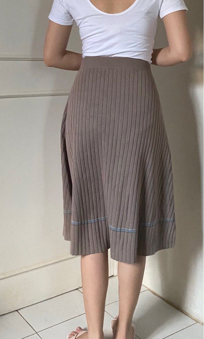 Taupe Brown Ribbed A-line Skirt (Category: Skirts) located in Cainta. Submitted by abbyyyyyyl (Listing ID 1290260963, Image 2). Description: bought in SG waistline from 27-32” since it’s stretchable garterized.