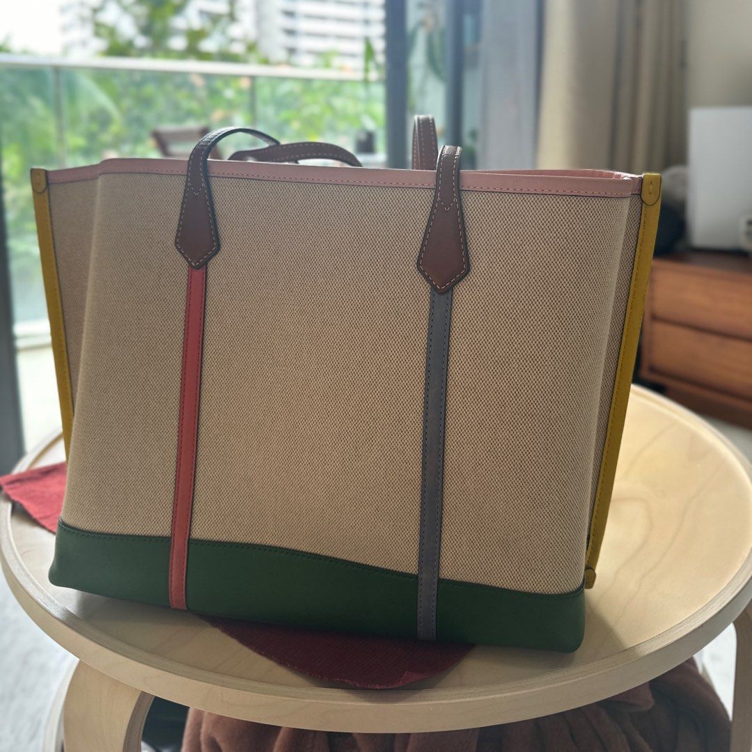 Tory Burch Tote Bag (Category: Tote Bags) located in Singapore. Submitted by funselling1102 (Listing ID 1290170290, Image 2). Description: Well used Tote bag No used anymore .