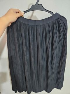 Uniqlo Black Pleated Skirt