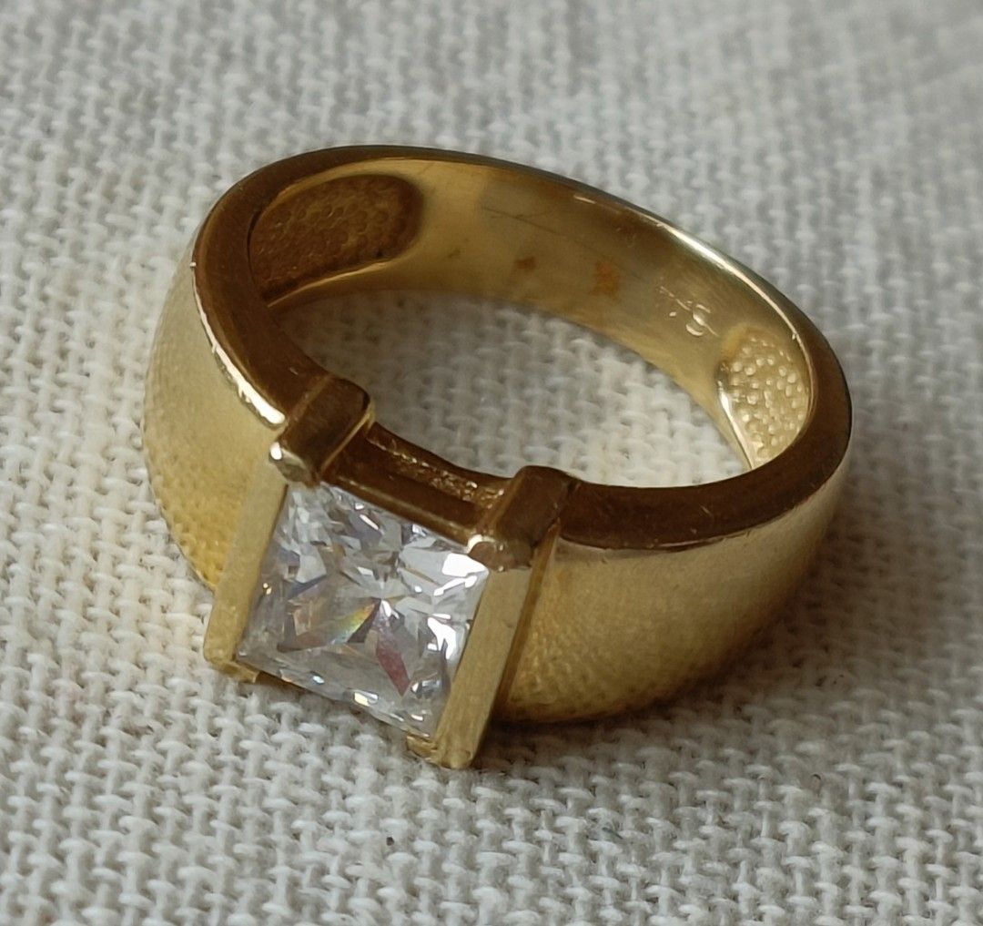 Unique Exquisite Square Diamond on 14K Yellow Gold Ring Used