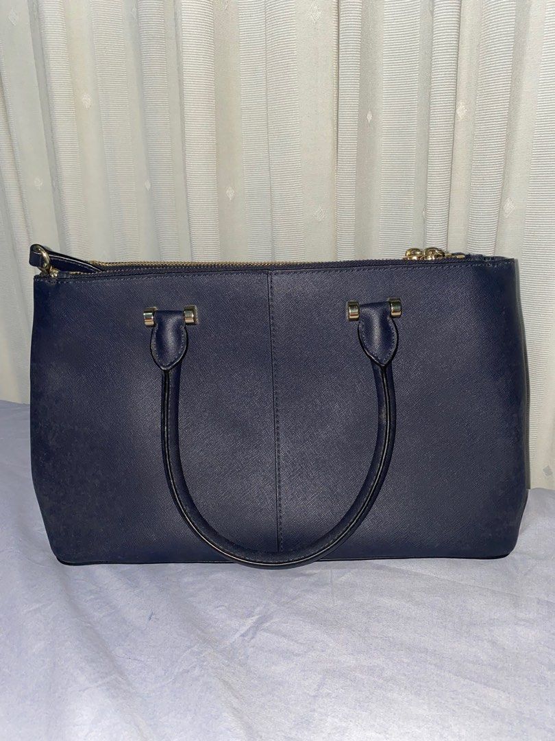 DKNY Hand Bag / Cross Body Bag (Category: Luxury Bags & Wallets) located in Cavite. Submitted by the.selective_ (Listing ID 1290415154, Image 2). Description: PS. No more shopping bag / box. No dust bag. RFS: decluttering, will transfer to new home.