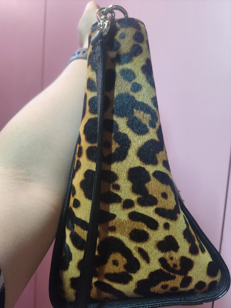 Kate Spade Hayden Cat Bag (Category: Luxury Bags & Wallets) located in Taguig. Submitted by lovedbymicah (Listing ID 1290349909, Image 3). Description: For cat lovers or kawaii ladies! Bought from Kate Spade Hong Kong Used once Super cute and has a lot of space.