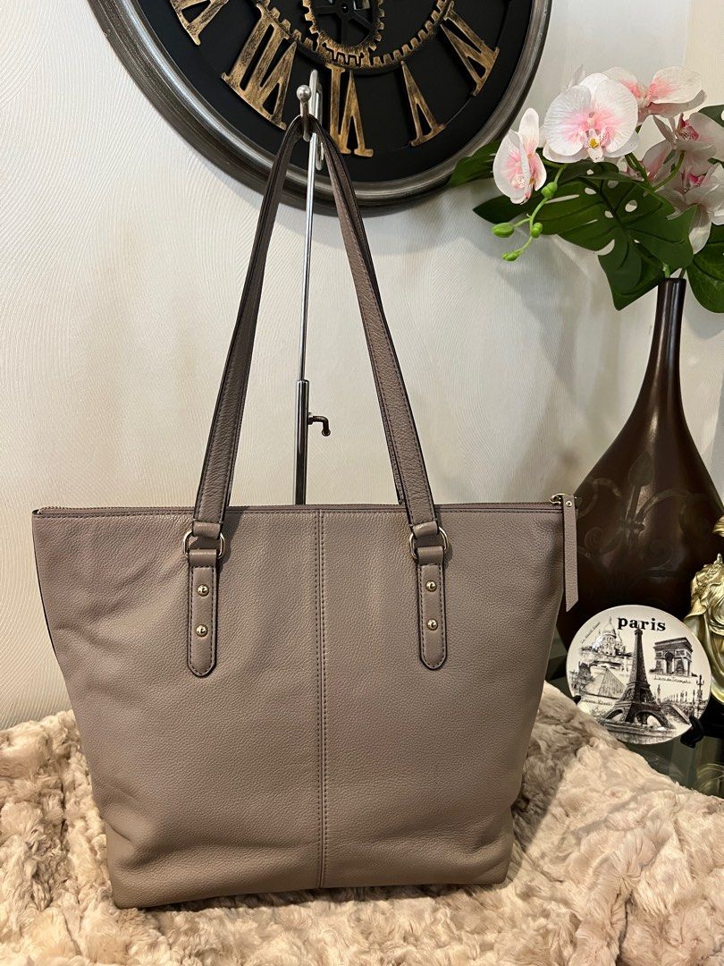 Kate Spade Leather Tote (Category: Luxury Bags & Wallets) located in San Fernando. Submitted by authenticsph (Listing ID 1290374273, Image 3). Description: 💯 Guaranteed Authentic All leather Tote No scuff/tear Very roomy Malinis po ang loob😍 .