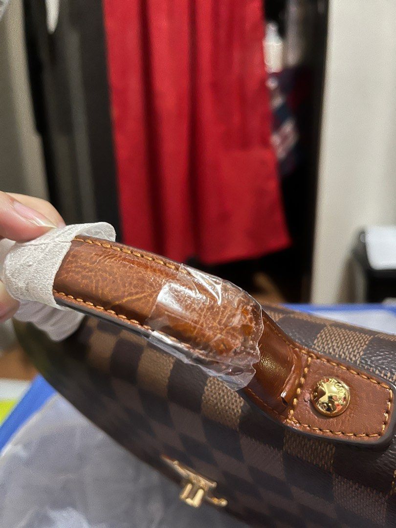 LV DAMIER SLING/CLUTCHBAG (Category: Luxury Bags & Wallets) located in Manila. Submitted by i_cyyy (Listing ID 1290412145, Image 3). Description: TOPGRADE QUALITY NEVER BEEN USED MINIMAL CRACKED ON THE HANDLE.