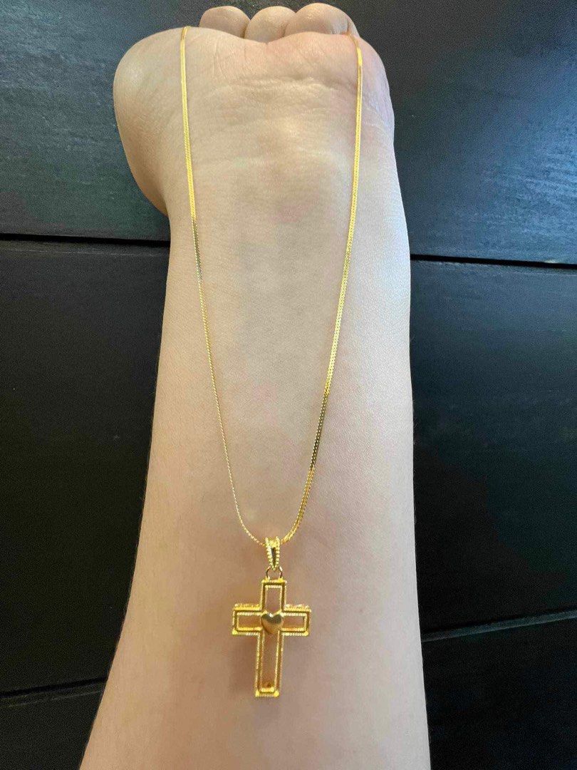 Necklace with cross pendant 18k (Category: Jewelry) located in Makati City. Submitted by davedavid03 (Listing ID 1290360796, Image 3). Description: No meet ups delivery only G cash Payment method.