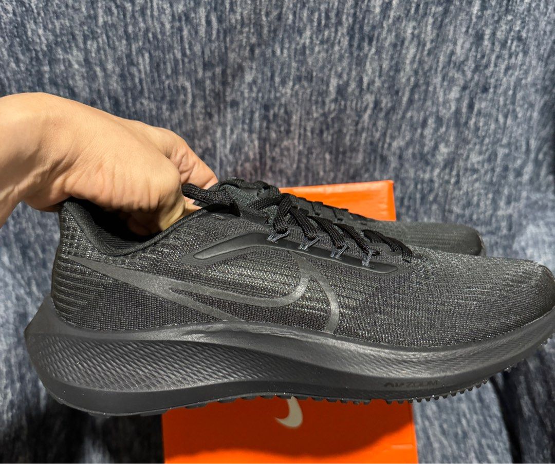 Nike Air Zoom Pegasus 39 (Black Anthracite) (Category: Sneakers) located in Mandaluyong City. Submitted by richardr2000 (Listing ID 1290353029, Image 3). Description: Black Anthracite US 8 Men’s.
