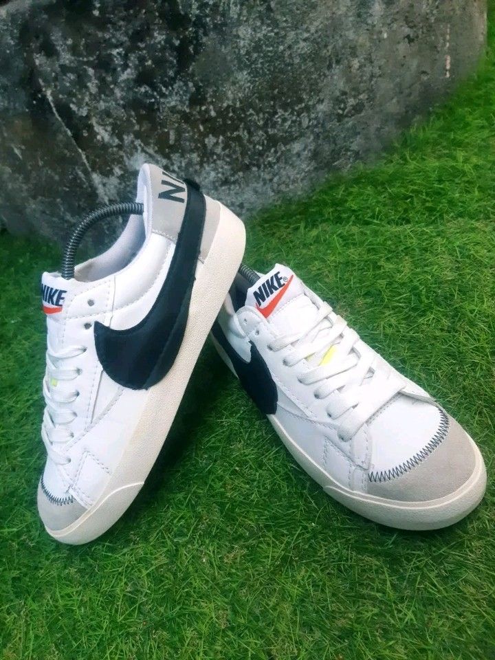 Nike blazer big swoosh Fesyen Pria Sepatu Sneakers di Carousell