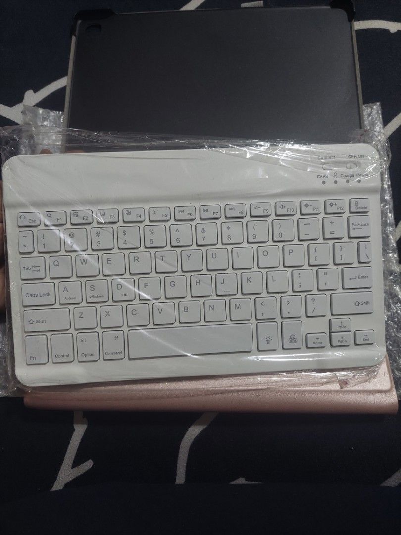 (KEYBOARD ONLY) BLUETOOTH KEYBOARD WIYH BACKLIGHT FOR SAMSUNG TAB S6 LITE (Category: Computer Keyboard) located in Floridablanca. Submitted by rzdl. (Listing ID 1290338387, Image 2). Description: used only few times. in good condition. no longer using it that much. charger: micro type charger (not included) pm for inquiries..