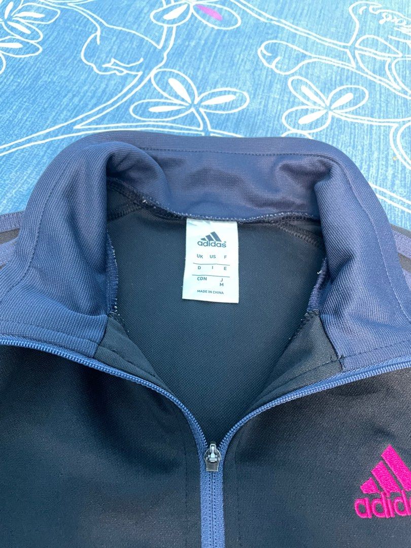 Traktop (Category: Coats, Jackets and Outerwear) located in Gemencheh. Submitted by izzat81162 (Listing ID 1290313676, Image 3). Description: Tracktop Adidas! Pit 19 Labuh 25 Jarang pakai Condition baikk cuma zipper head dah hilang Berminat sila pm..