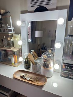 Vanity Mirror with 6 bulbs