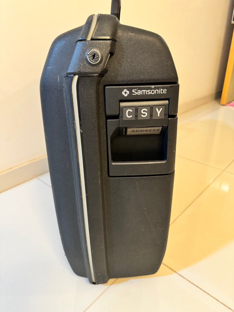 Authentic Samsonite oyster luggage with keys and wheels Hobbies