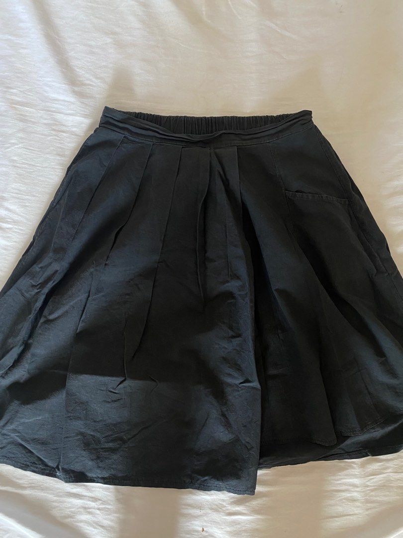 Black pleated midi skirt (Category: Skirts) located in Tagaytay City. Submitted by primaryph (Listing ID 1283974484, Image 1). Description: Pleated black skirt, just needs ironing. Very trendy. .