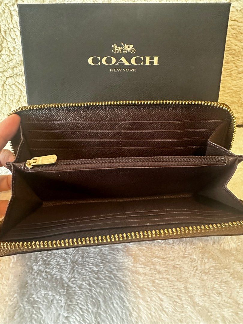 Brand New Coach Wallet (Category: Luxury Bags & Wallets) located in San Juan City. Submitted by sasha_19 (Listing ID 1284041524, Image 3). Description: Unused Xmas gift. Very nice design with lots of pockets for credit cards .
