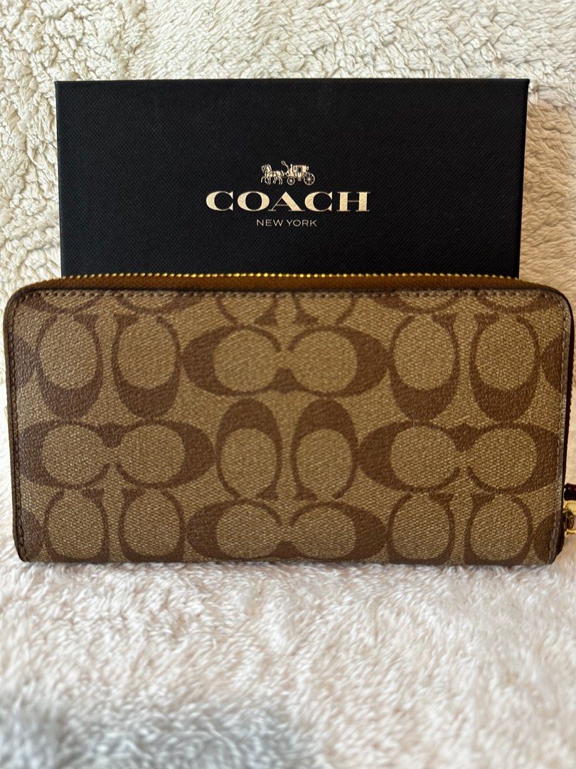 Brand New Coach Wallet (Category: Luxury Bags & Wallets) located in San Juan City. Submitted by sasha_19 (Listing ID 1284041524, Image 2). Description: Unused Xmas gift. Very nice design with lots of pockets for credit cards .