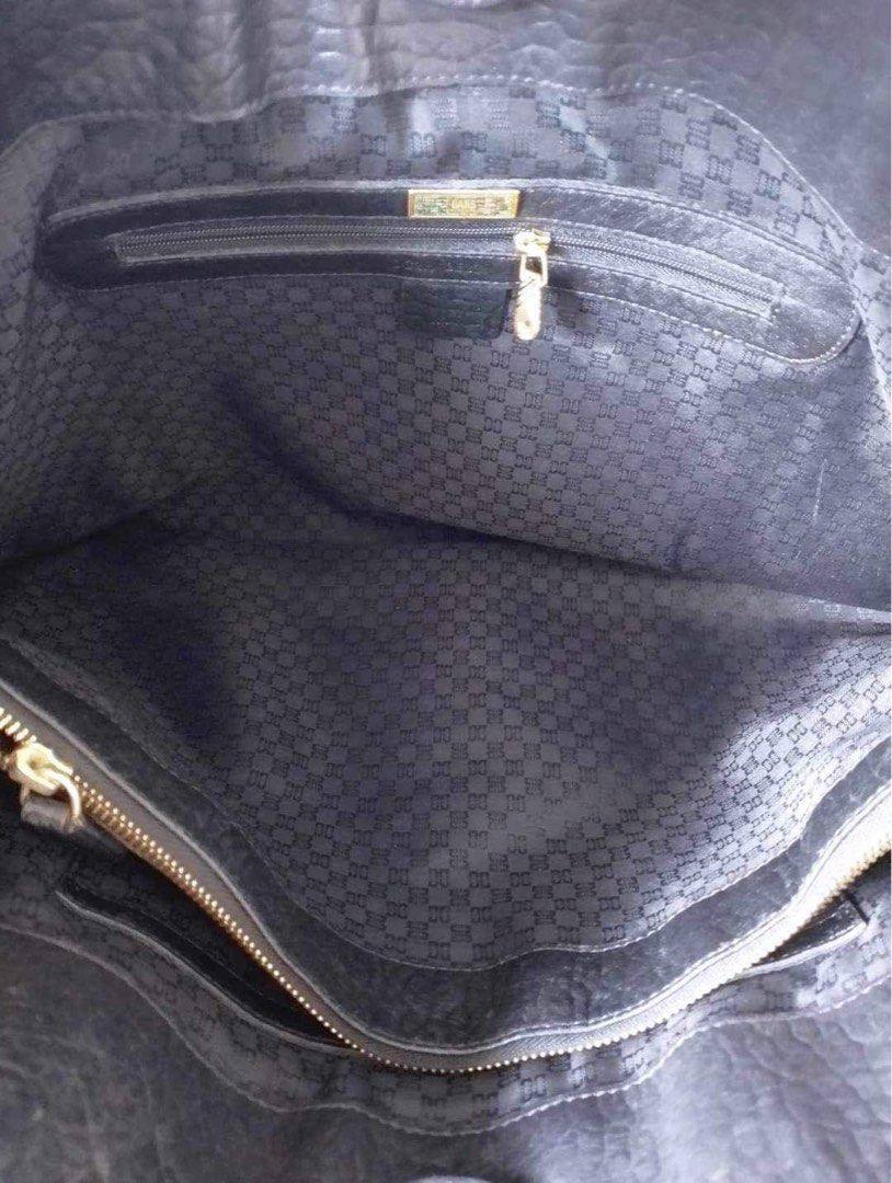 Dacs London (Category: Shoulder Bags) located in Manila. Submitted by marvellous13 (Listing ID 1284012369, Image 2). Description: Like new In very good condition Authentic.