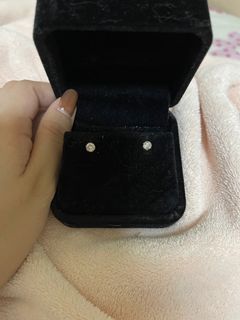 Diamond earring in platinum setting