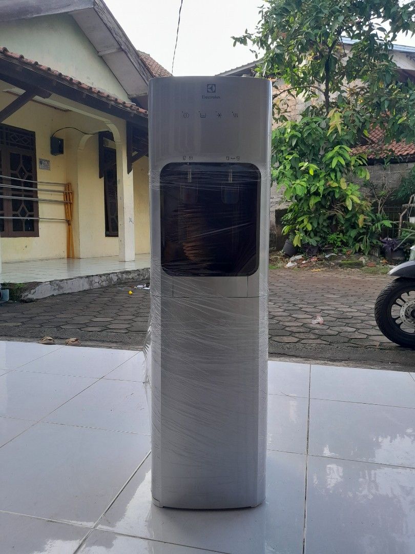 Dispenser electrolux bagus normal baru 3,9 an banyak yang 4 an, Kitchen