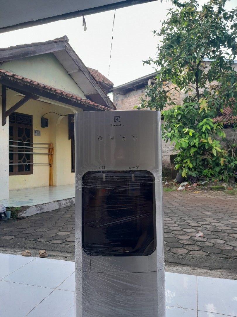 Dispenser electrolux bagus normal baru 3,9 an banyak yang 4 an, Kitchen