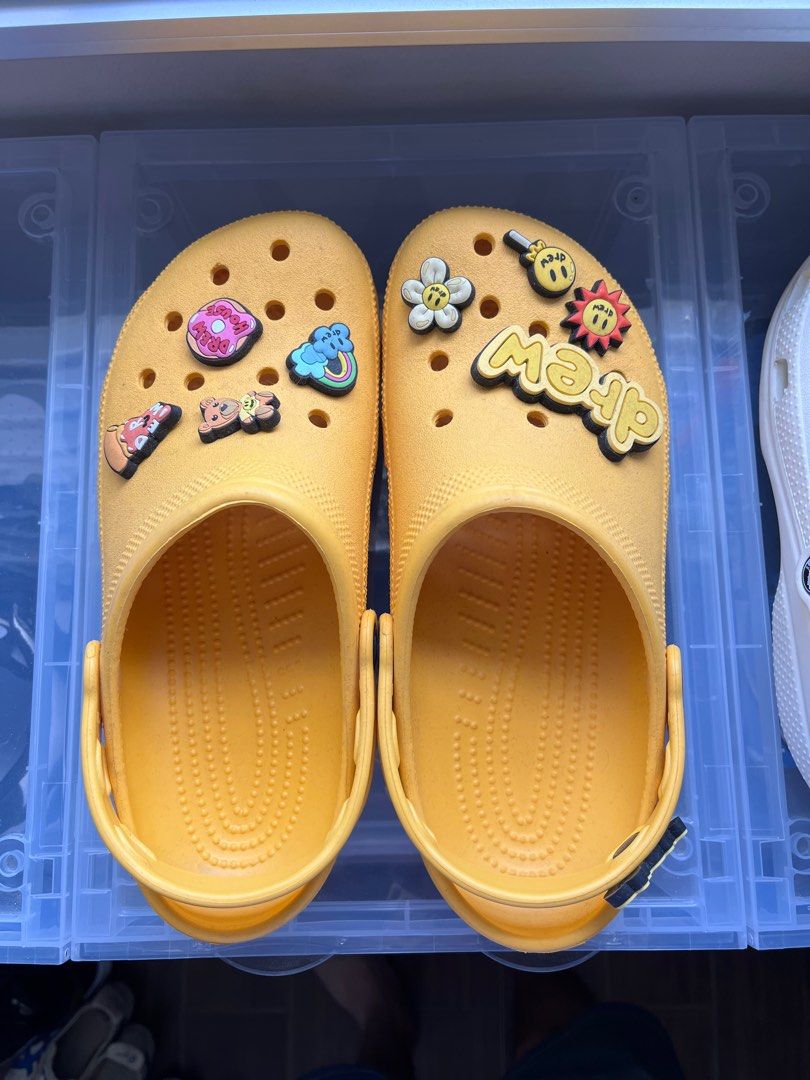 Crocs clogs はく drew house