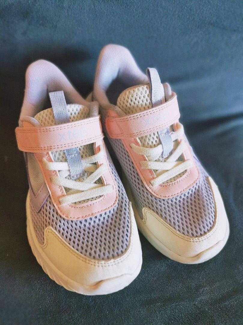 Girls athletic hotsell shoes size 3