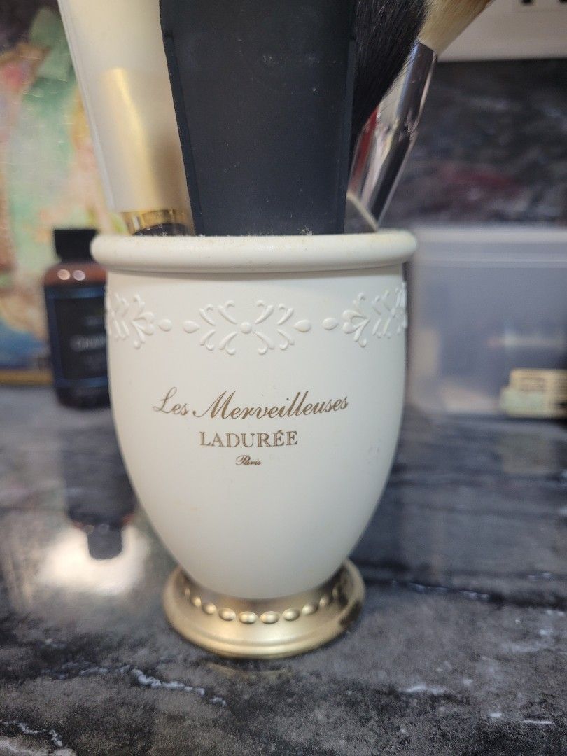 LES MERVEILLEUSES LADUREE Make up BRUSH HOLDER