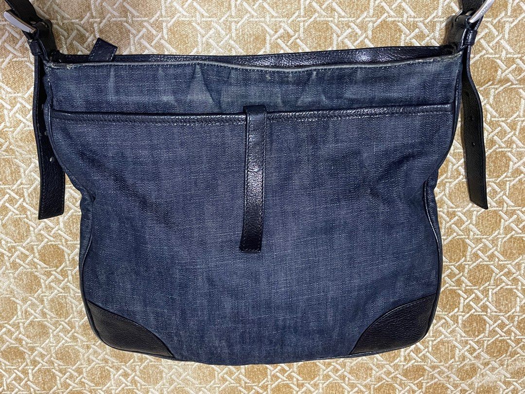 prada (Category: Luxury Bags & Wallets) located in Calamba. Submitted by thriftingoverload (Listing ID 1284092971, Image 3). Description: plus shipping fee may mga rubs na.