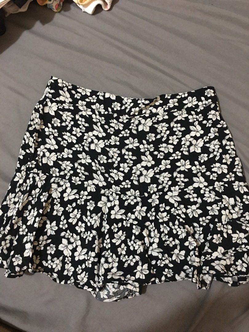 Pull and bear skort (Category: Skirts) located in Makati City. Submitted by prelovedbyc_18 (Listing ID 1284117708, Image 1). Description: .