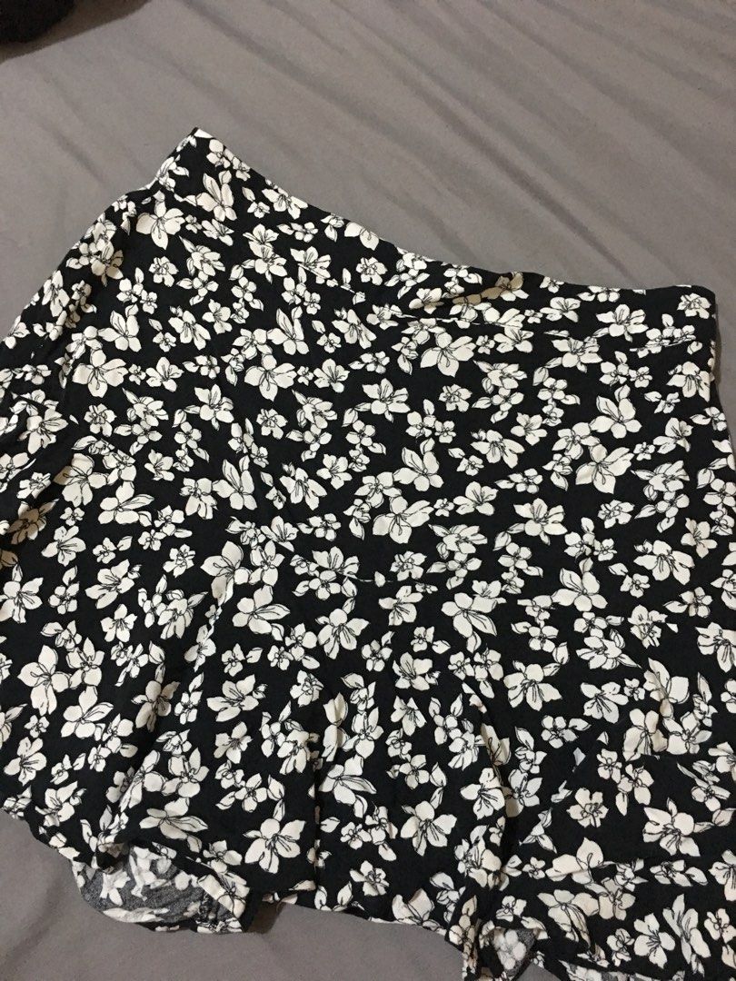 Pull and bear skort (Category: Skirts) located in Makati City. Submitted by prelovedbyc_18 (Listing ID 1284117708, Image 2). Description: .