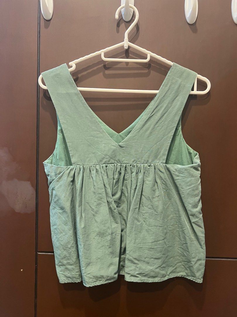 The Editor's Market Top (Category: Sleeveless) located in Manila. Submitted by declutteringacct (Listing ID 1284046472, Image 2). Description: .