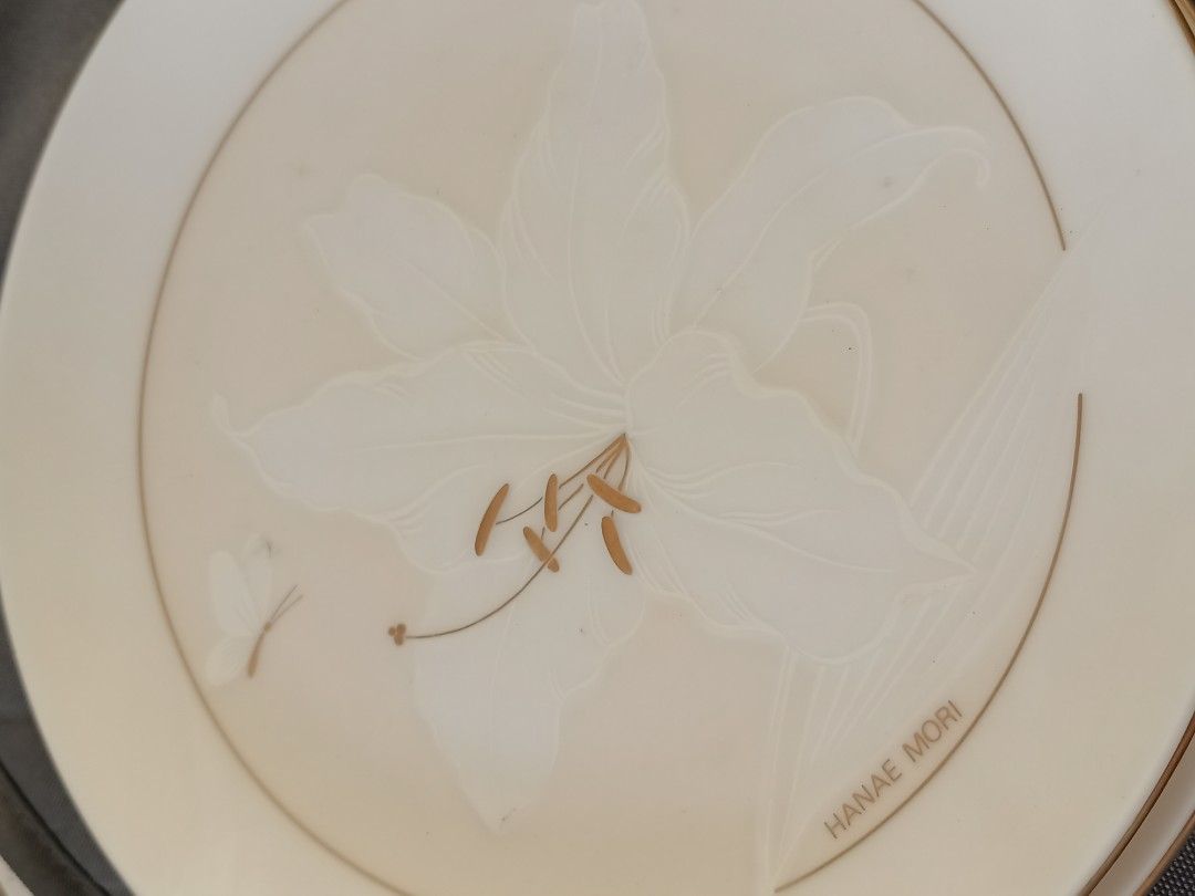 Vintage Hanae Mori 4pcs cake plates (Category: Dinnerware & Cutlery) located in Mandaluyong City. Submitted by diynanay (Listing ID 1284109061, Image 2). Description: 550 pesos for take all. 2 pcs for each type of saucers. same brand with gold lining. vintage. beige color.