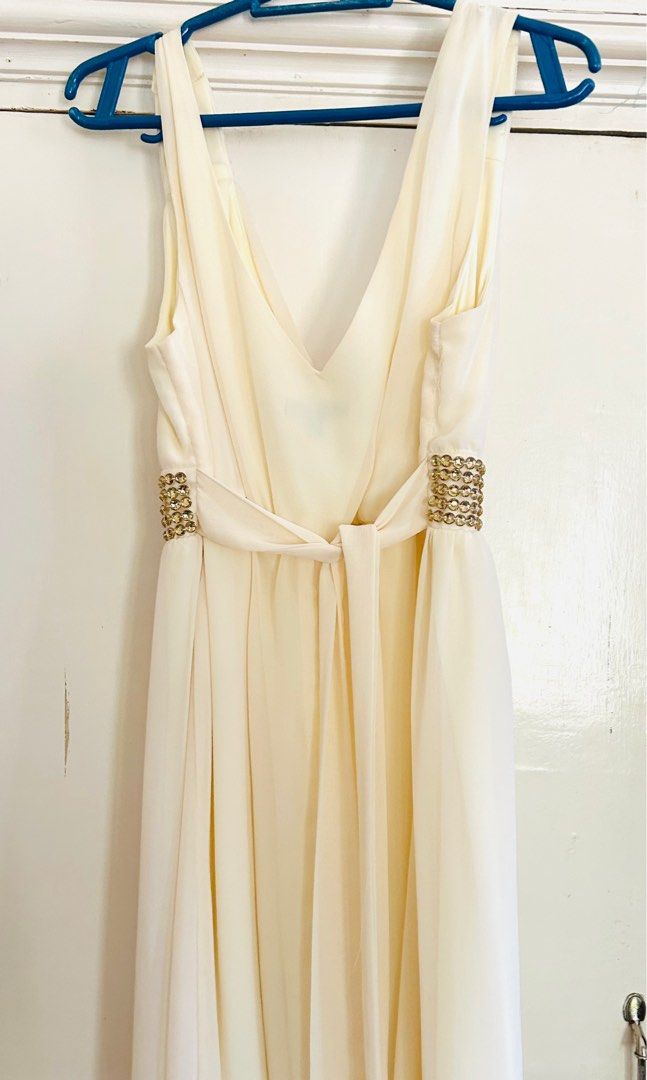 White dress (Category: Dresses) located in Quezon City. Submitted by docmdeclutters (Listing ID 1283977807, Image 2). Description: .