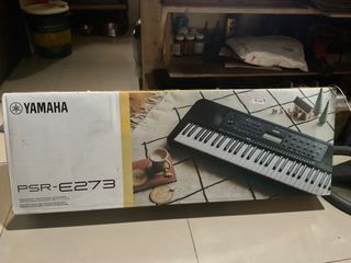 Yamaha PSR - E273 piano keyboard