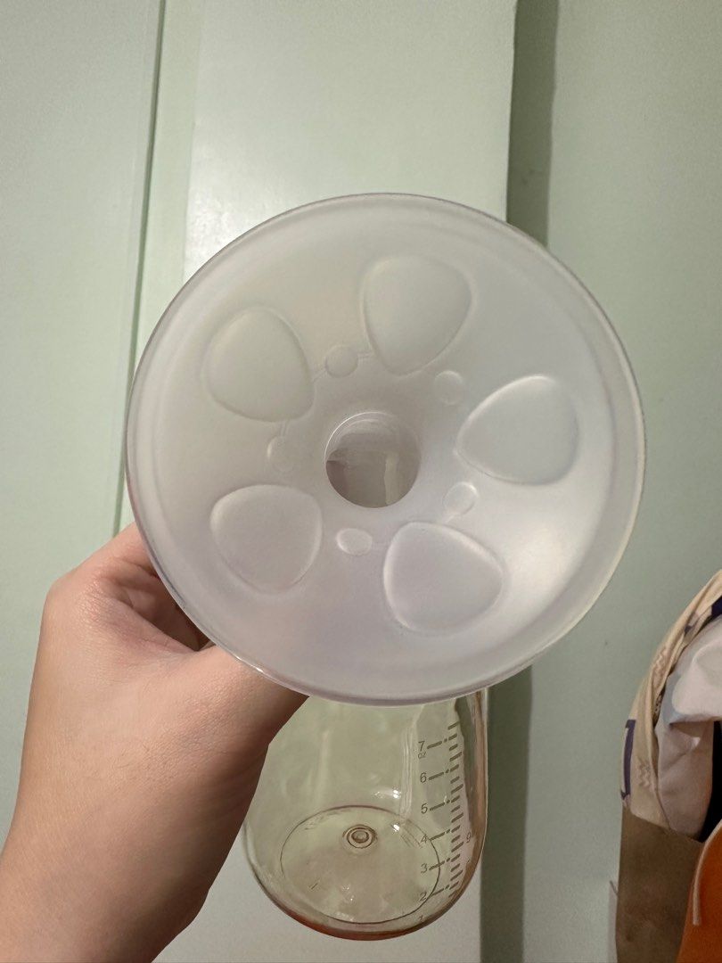 Youha Manual Breast Pump (Category: Breastfeeding & Bottle Feeding) located in Mandaluyong City. Submitted by andreannf (Listing ID 1283978780, Image 3). Description: Almost new! Tried once lng Pick up @ Mandaluyong.