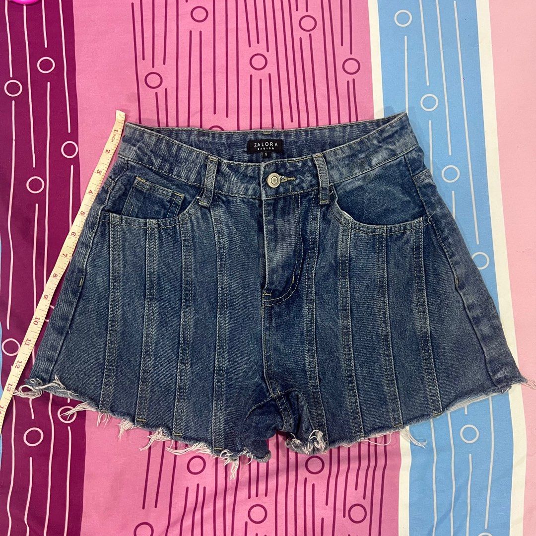 Zalora basics panelled denim shorts (Category: Shorts) located in Manila. Submitted by zannedeclutters (Listing ID 1283957460, Image 2). Description: ‼️‼️‼️PLEASE READ FIRST👇🏼 Measurements are already included in the photos. RFS: doesn’t fit me anymore. Na-stuck nalang sa cabinet. Please manage your expectations Shipping: Mon-Fri: pickup point from Avida Towers San Lazaro / SM San Lazaro Shipping via Grab or Lalamove ONLY. No JRS, J&T, LBC, Gog