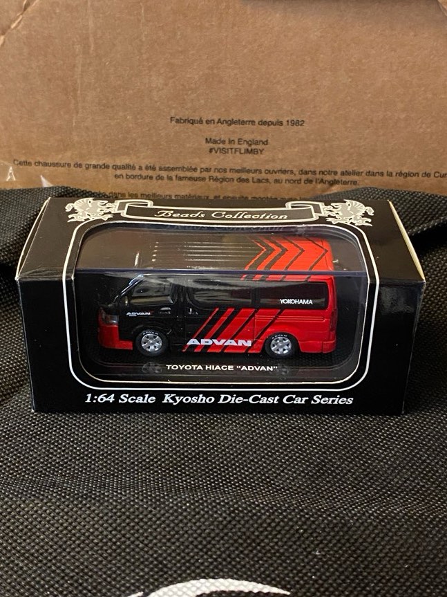 Kyosho 1:64 Toyota Hiace Advan, 興趣及遊戲, 玩具& 遊戲類