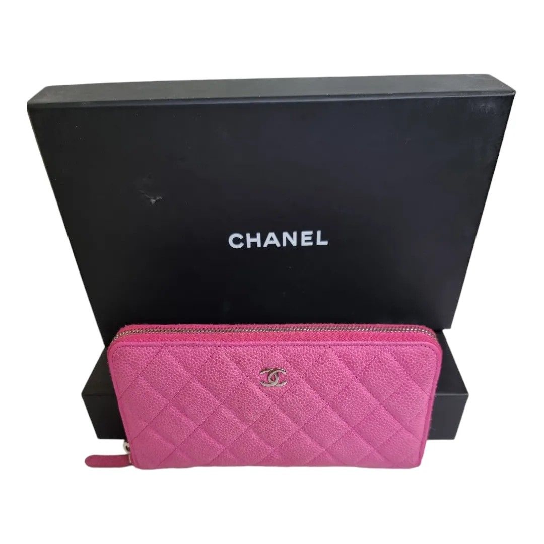 Authentic chanel wallet zippy caviar (Category: Luxury Bags & Wallets) located in Quezon City. Submitted by manerarestorationservices (Listing ID 1284401097, Image 1). Description: SELLING FOR ONLY ❤️‍🔥16,800PH❤️‍🔥 Money back Guarantee 💯% Guaranteed authentic *Brand: CC ZIPPY Compact wallet --MISSING HOLO-- *Materials: Soft Caviar *Color: pink *Size: long chrome impact *Condition: 9/10 -Used * Inclusions: box only Open for LAYAWAY 20% down pay