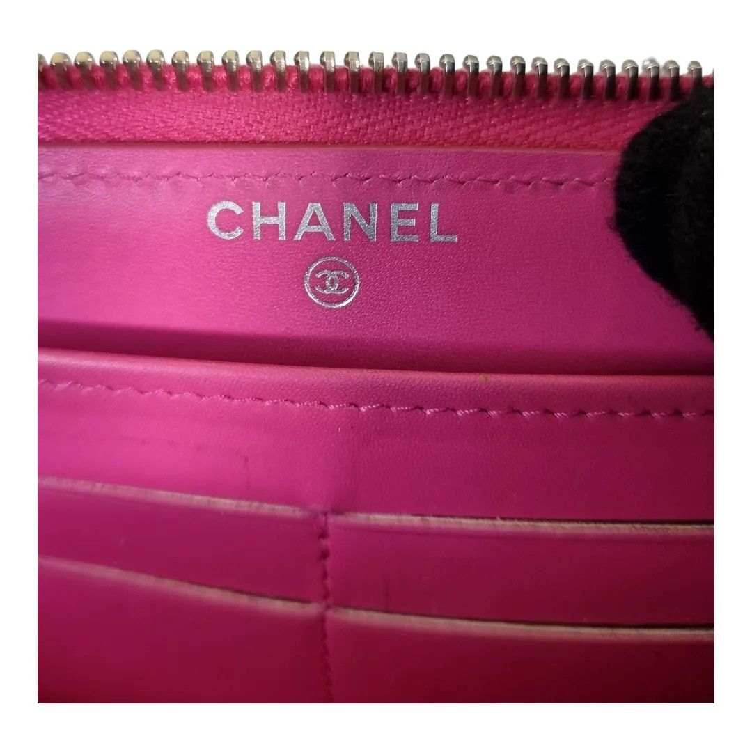Authentic chanel wallet zippy caviar (Category: Luxury Bags & Wallets) located in Quezon City. Submitted by manerarestorationservices (Listing ID 1284401097, Image 2). Description: SELLING FOR ONLY ❤️‍🔥16,800PH❤️‍🔥 Money back Guarantee 💯% Guaranteed authentic *Brand: CC ZIPPY Compact wallet --MISSING HOLO-- *Materials: Soft Caviar *Color: pink *Size: long chrome impact *Condition: 9/10 -Used * Inclusions: box only Open for LAYAWAY 20% down pay