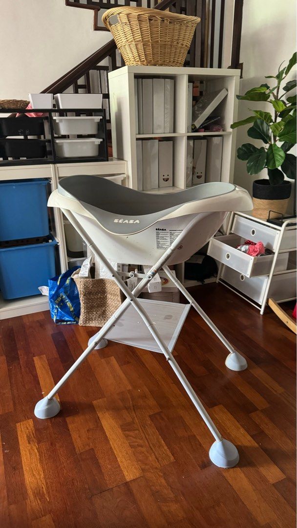 Beaba bathtub with stand